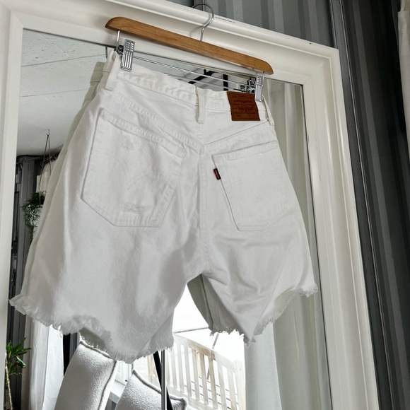 Levi white shorts - Picture 2 of 2